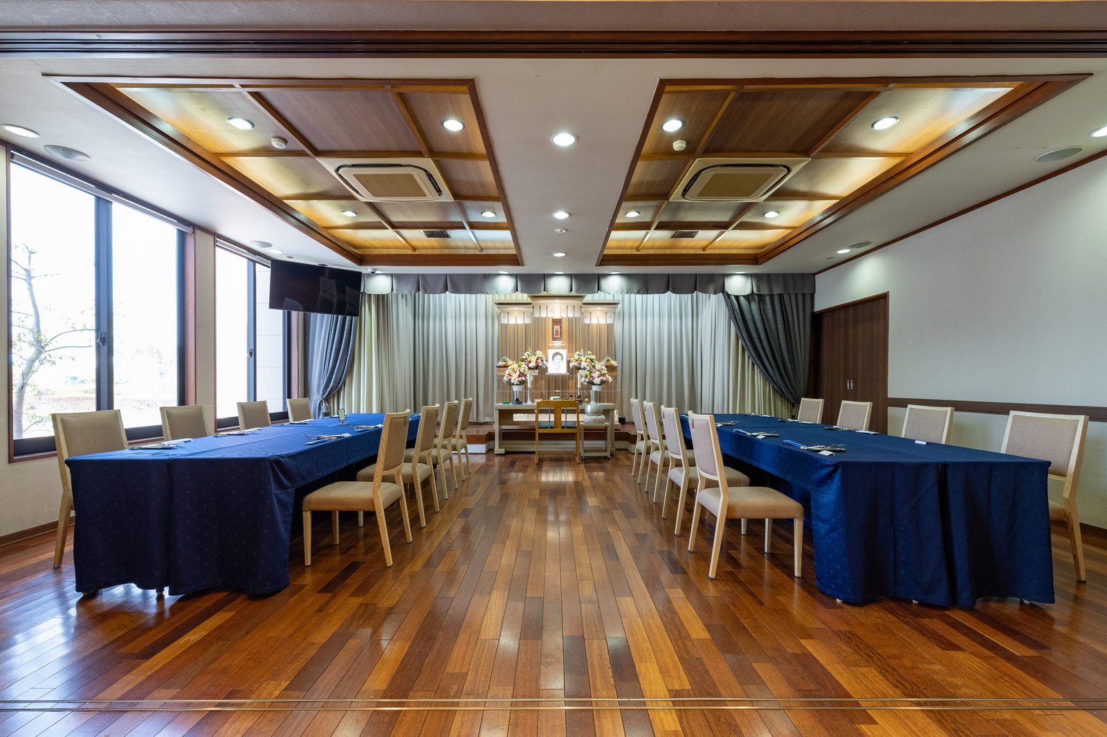 メモリードホール唐津 別館（法事会館）の法要会場。祭壇と会食席