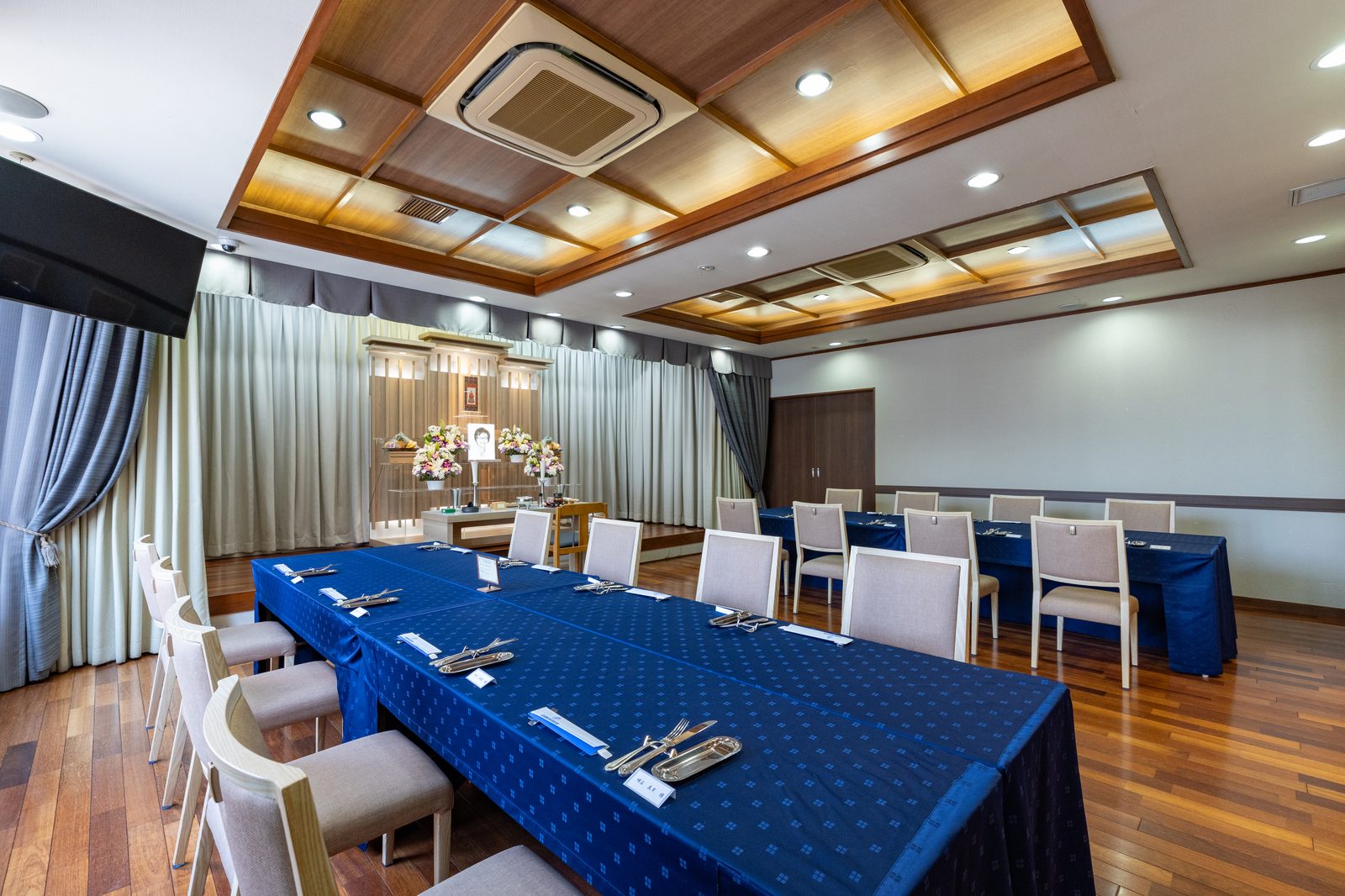 メモリードホール唐津 別館（法事会館）の会場。窓側から見た会食席